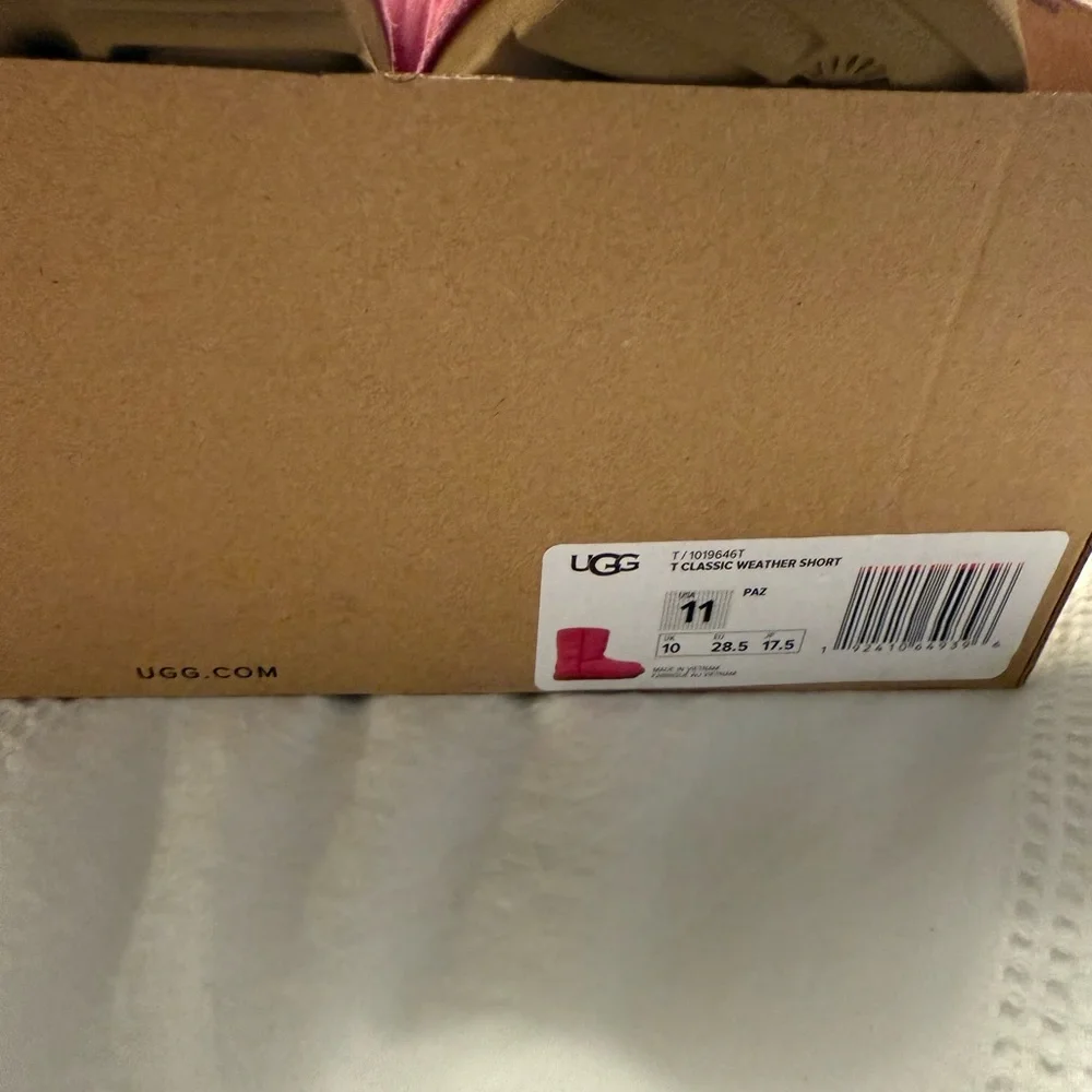 Girls UGGS SIZE 11 - Picture 3 of 7